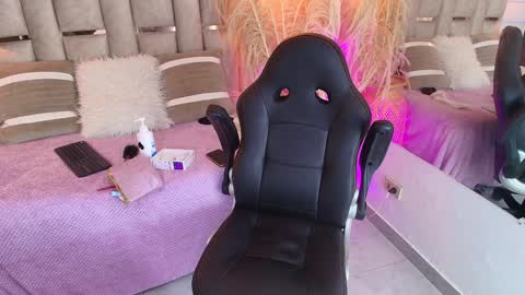 Snapshot of emelie_ch_ chatting on 01/11/25, 07:28 Emily  online show from 01/11/25, 07:28