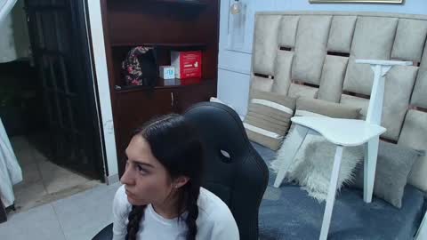 Snapshot of emelie_ch_ chatting on 01/17/25, 02:08 Emily  online show from 01/17/25, 02:08