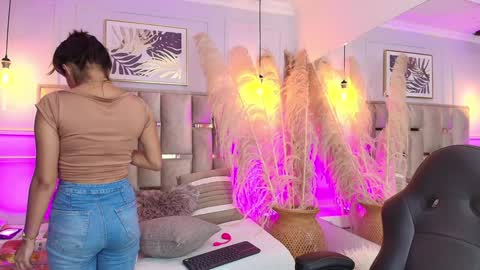 Snapshot of emelie_ch_ chatting on 01/21/25, 03:59 Emily  online show from 01/21/25, 03:59