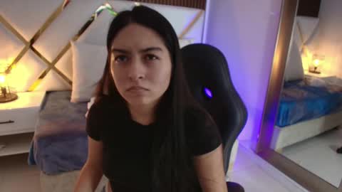 Snapshot of emelie_ch_ chatting on 01/07/26, 02:14 Emily online show from 01/07/26, 02:14