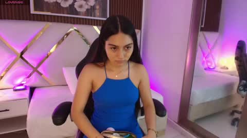 Snapshot of emelie_ch_ chatting on 05/08/26, 05:35 Emily online show from 05/08/26, 05:35