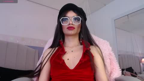 Snapshot of emerald_gh chatting on 11/21/25, 03:38 Danna online show from 11/21/25, 03:38