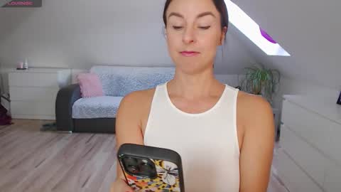 Snapshot of emerald_kittycat chatting on 09/19/25, 09:54 just me online show from 09/19/25, 09:54