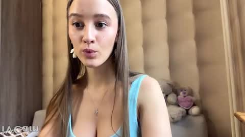 Snapshot of emi__ly chatting on 11/25/25, 08:25 emi__ly online show from 11/25/25, 08:25