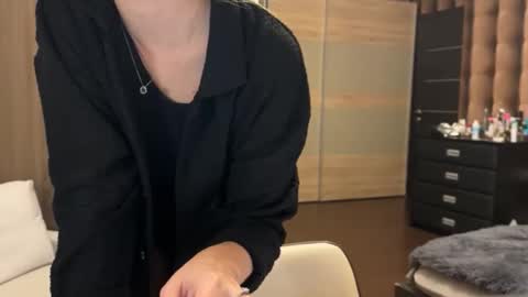 Snapshot of emi__ly chatting on 11/27/25, 06:32 emi__ly online show from 11/27/25, 06:32