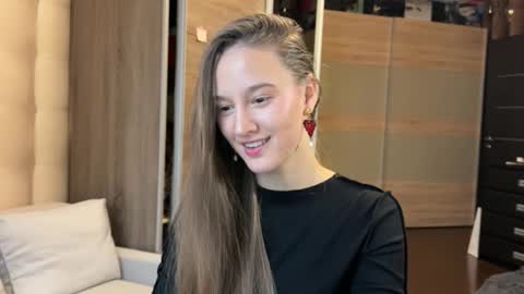 Snapshot of emi__ly chatting on 12/02/25, 07:03 emi__ly online show from 12/02/25, 07:03