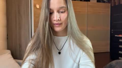 Snapshot of emi__ly chatting on 12/17/25, 07:47 emi__ly online show from 12/17/25, 07:47