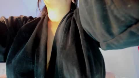 Snapshot of emiily15_ chatting on 11/18/25, 06:23 Emi online show from 11/18/25, 06:23