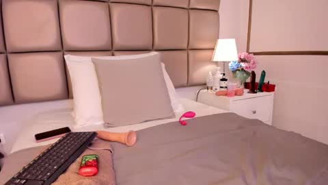 EMILY ROBERTS online show from 12/31/24, 06:24