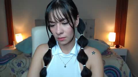 Snapshot of emiily_skinny chatting on 03/22/26, 01:53 emiily_skinny online show from 03/22/26, 01:53