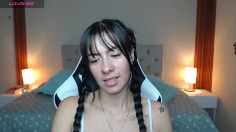 Snapshot of emiily_skinny chatting on 03/30/26, 10:33 emiily_skinny online show from 03/30/26, 10:33