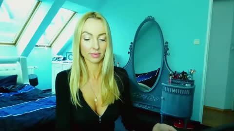 Snapshot of emilachat chatting on 01/23/25, 10:54 Emila online show from 01/23/25, 10:54