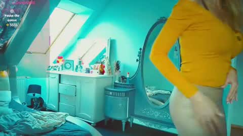 Snapshot of emilachat chatting on 03/04/25, 12:22 Emila online show from 03/04/25, 12:22