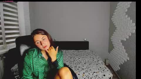 emili77777 online show from 09/15/25, 07:41