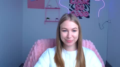 Snapshot of emilia_ilia chatting on 11/07/25, 06:46 Emilia online show from 11/07/25, 06:46