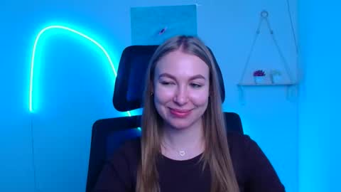 Snapshot of emilia_ilia chatting on 12/16/25, 12:21 Emilia online show from 12/16/25, 12:21