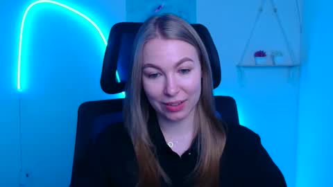 Snapshot of emilia_ilia chatting on 12/17/25, 06:30 Emilia online show from 12/17/25, 06:30