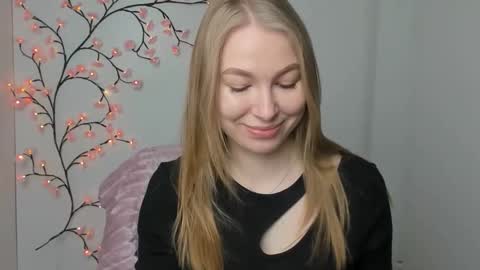 Snapshot of emilia_ilia chatting on 12/22/25, 06:10 Emilia online show from 12/22/25, 06:10