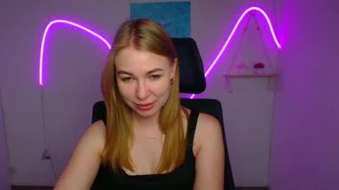 Snapshot of emilia_ilia chatting on 06/19/26, 11:36 Emilia online show from 06/19/26, 11:36