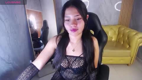 Snapshot of emilia_love_a chatting on 10/21/25, 03:29 Emilia  online show from 10/21/25, 03:29
