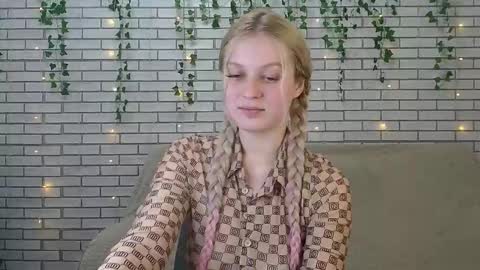 Snapshot of emiliaduchess chatting on 12/13/24, 05:10 Amili online show from 12/13/24, 05:10