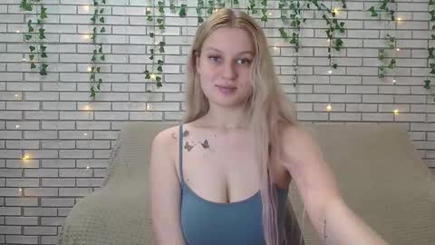 Snapshot of emiliaduchess chatting on 12/15/24, 07:46 Amili online show from 12/15/24, 07:46