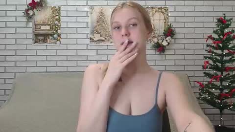 Snapshot of emiliaduchess chatting on 12/19/24, 08:45 Amili online show from 12/19/24, 08:45