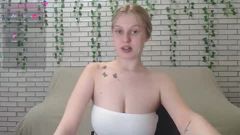 Snapshot of emiliaduchess chatting on 02/04/25, 12:22 Amili online show from 02/04/25, 12:22