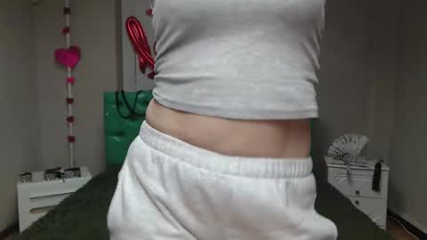 Snapshot of emiliagree chatting on 11/16/25, 06:13 EmiliaGree online show from 11/16/25, 06:13