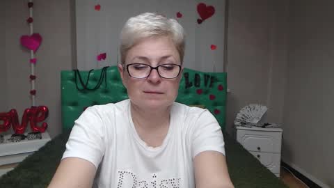 Snapshot of emiliagree chatting on 11/19/25, 06:19 EmiliaGree online show from 11/19/25, 06:19