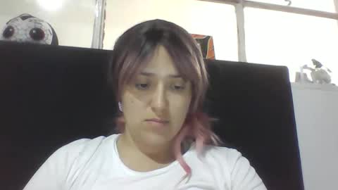 Snapshot of emiliahoney chatting on 12/17/25, 08:37 emiliahoney online show from 12/17/25, 08:37