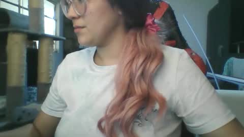 Snapshot of emiliahoney chatting on 12/21/25, 06:59 emiliahoney online show from 12/21/25, 06:59