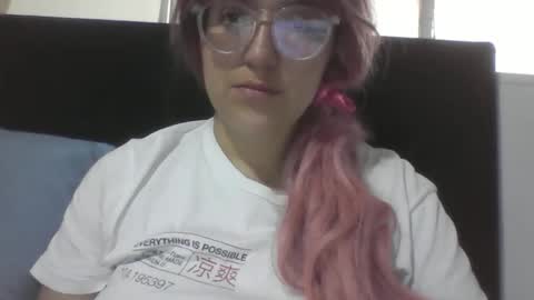 Snapshot of emiliahoney chatting on 01/18/26, 02:21 emiliahoney online show from 01/18/26, 02:21
