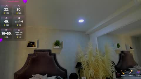 Snapshot of emiliarose_ chatting on 12/21/25, 09:11 EmiliaRose online show from 12/21/25, 09:11
