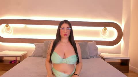 Snapshot of emilie_martinez chatting on 04/23/26, 02:57 Emilie online show from 04/23/26, 02:57