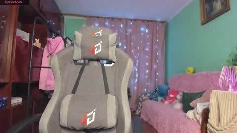 Snapshot of emiliyaqueen chatting on 11/25/25, 02:11 Emiliya online show from 11/25/25, 02:11