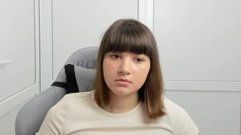 Snapshot of emilli_moon chatting on 05/20/26, 06:19 Emmi online show from 05/20/26, 06:19