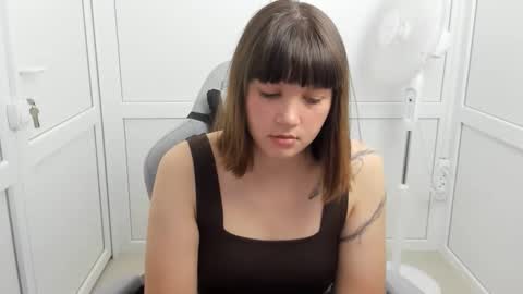 Snapshot of emilli_moon chatting on 05/27/26, 06:10 Emmi online show from 05/27/26, 06:10