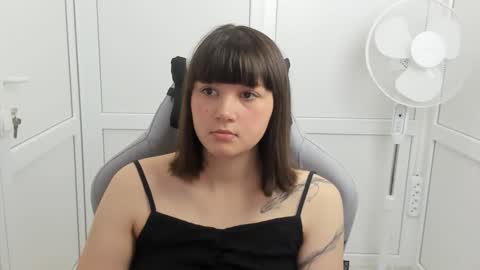 Snapshot of emilli_moon chatting on 06/03/26, 06:05 Emmi online show from 06/03/26, 06:05