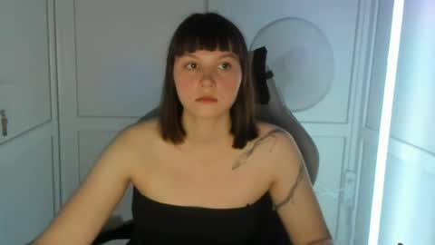Snapshot of emilli_moon chatting on 06/11/26, 05:55 Emmi online show from 06/11/26, 05:55