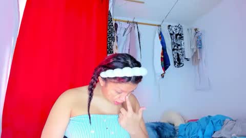 Snapshot of emilly_coper18 chatting on 11/25/25, 01:44 emily online show from 11/25/25, 01:44