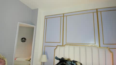 Snapshot of emilly_mell chatting on 11/20/25, 11:21 emilly_mell online show from 11/20/25, 11:21