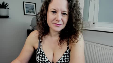 Emilly online show from 12/08/24, 07:26