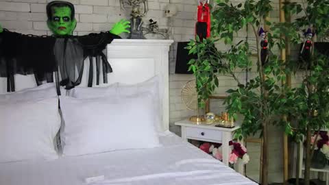 Snapshot of emillybronte chatting on 10/31/25, 08:21 EMMA online show from 10/31/25, 08:21