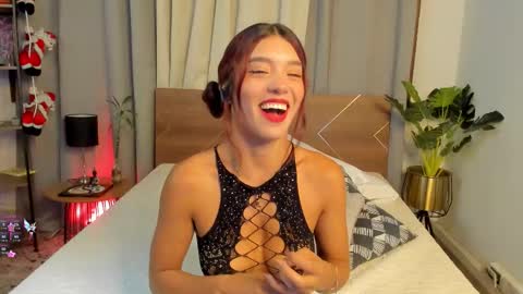 Snapshot of emillygonzalez chatting on 11/16/25, 09:09 . . online show from 11/16/25, 09:09