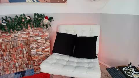 Snapshot of emillygonzalez chatting on 11/24/25, 09:03 . . online show from 11/24/25, 09:03