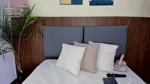 Snapshot of emillyharper_ chatting on 10/08/25, 04:10 emillyharper_ online show from 10/08/25, 04:10