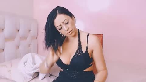 Snapshot of emily_414 chatting on 10/27/25, 01:04 Dayana online show from 10/27/25, 01:04