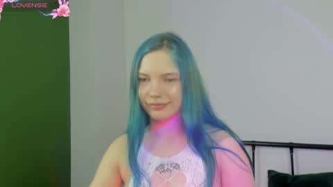Snapshot of emily__hamilton chatting on 06/05/26, 06:52 Emily online show from 06/05/26, 06:52