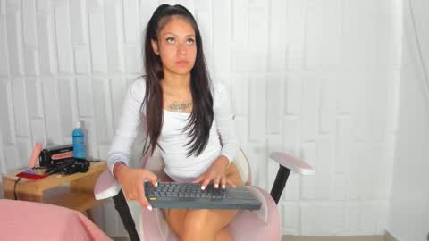 Snapshot of emily__stef chatting on 03/20/26, 07:52 EMILY online show from 03/20/26, 07:52